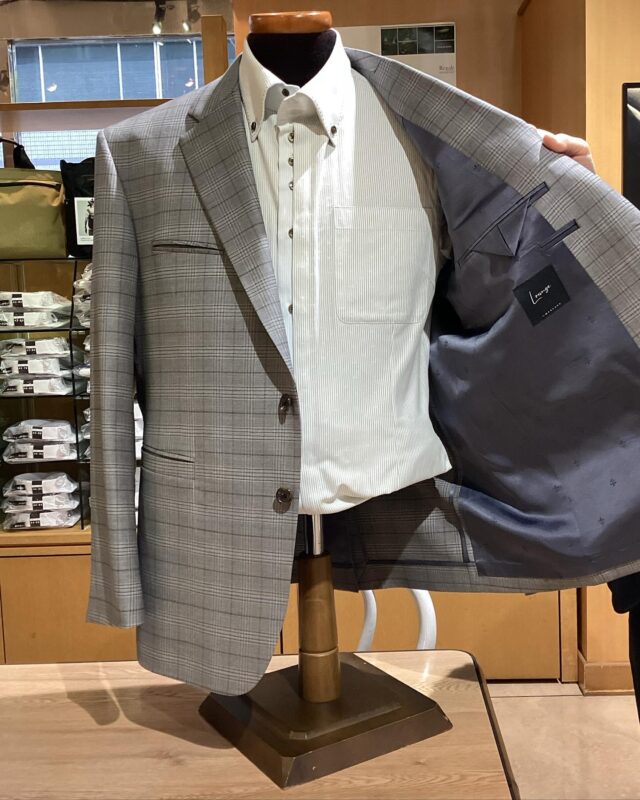 【私生活もオーダーで】　　
グッドヒル鳥取店の大平です。
#goodhill_staff_oohira
#goodhill_tottori

連休のお出かけ用にジャケットのご注文をいただきました。
長時間移動でも快適に着用いただけるMARLANEの生地です。

明るめグレーにブラウンチェックの落ち着いた生地は華やかさもあり、コーディネートが楽しくなる1着になりました。

デザインもお客様のリクエストから変更を加えています✨
胸ポケットを両胸に、胸と腰のポケットはフタなし仕様へ。
袖ボタンをなくしてリラックスした印象に😎

仕事用に仕立てていたスーツとはまた違ったデザインに嬉しそうな様子が印象的でした。
たくさんご愛用いただけますように✨

———————————
◆グッドヒルSHOP
@goodhill_shops
https://goodhill.shop/
SHOPサイトへは、Googleで「グッドヒル ショップ」と検索
年中無休
営業時間 10:00-19:00
各店舗駐車場有

鳥取店(鳥取駅から徒歩5分)
TEL:0857-29-2880

湖山店(湖山駅から徒歩5分)
TEL:0857-28-7611

米子店(米子駅よりバス10分)
TEL:0859-34-2929

#スーツ
#オーダーメイドスーツ
#オーダースーツ
#メンズコーデ
#メンズファッション
#セットアップ
#スーツコーデ
#ビジネススーツ
#オーダーメイド
#スーツスタイル
#鳥取スーツ
#山陰スーツ
#スーツ男子 
#レディーススーツ 
#レディーススーツコーデ　 #オーダーレディース
#スーツの着こなし　#おしゃれスーツ
#グレー　#チェック　　#スーツ裏地　#ブルーグレー　
#イタリア生地　#マルラーネ
#スーツ好きな人と繋がりたい 
#オーダーメイドスーツ　はグッドヒルで✨