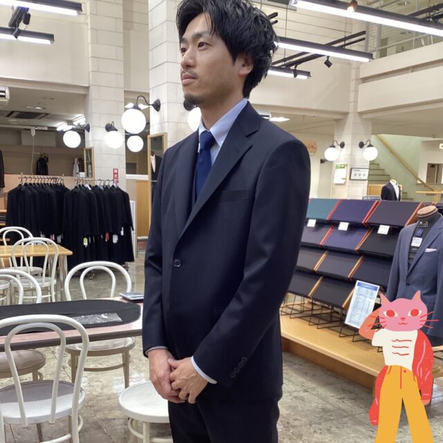【TPO万能スーツ】
グッドヒル湖山店の小松です。
#goodhill_staff_komatsu
#goodhill_koyama

ネイビーか、チャコールグレーで迷われたお客様。
選ばれたのがネイビーで、ベスト付き三揃いスーツのお仕立てを頂きました😊
TPOに合わせて、幅広く着れるのが嬉しいですよね😊

ネイビーかチャコールグレーかは
どちらの色味がお顔が引き立つかにもよりますが、
ご家庭のイベントや仕事で必要になってしまった…という時にあると心強いカラーのスーツです✨

———————————
◆グッドヒルSHOP
@goodhill_shops
https://goodhill.shop/
SHOPサイトへは、Googleで「グッドヒル ショップ」と検索
年中無休
営業時間 10:00-19:00
各店舗駐車場有

鳥取店(鳥取駅から徒歩5分)
〒680-0845 鳥取県鳥取市富安2丁目136 新日本海新聞社本社ビル1F
TEL:0857-29-2880

湖山店(湖山駅から徒歩5分)
〒680-0942 鳥取県鳥取市湖山町東5丁目121
TEL:0857-28-7611

米子店(米子駅よりバス10分)
 〒683-0802 鳥取県米子市東福原2丁目1-1ホテルわこう 1F
TEL:0859-34-2929

#スーツ　#suits 
#オーダーメイドスーツ
#オーダースーツ
#メンズコーデ
#メンズファッション
#セットアップ
#スーツコーデ
#ビジネススーツ
#オーダーメイド
#スーツスタイル
#ビジカジ
#ビジネスカジュアル
#レディーススーツ 
#レディーススーツコーデ #オーダーレディース
#鳥取スーツ
#スーツの着こなし　#おしゃれスーツ　
#スーツ好きな人と繋がりたい 
#紺　#ネイビースーツ　#スーツ裏地 

#オーダーメイドスーツ　はグッドヒルで✨
