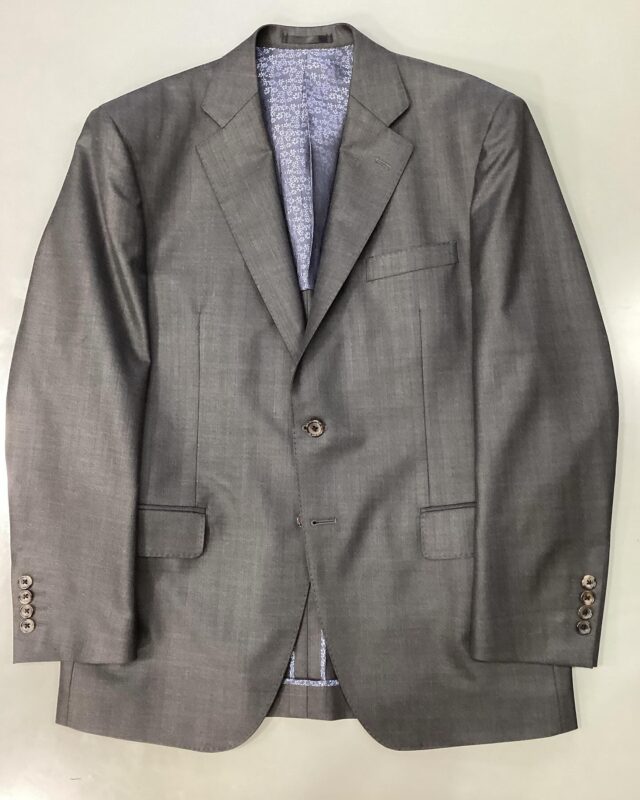 【草木柄の裏地が人気です🌱】
グッドヒル湖山店の中村です。
#goodhill_staff_nakamura
#goodhill_koyama

以前からオーダーシャツをご購入して頂いている
お客様から初めてスーツのご注文を頂きました。

裏地には人気な草木柄を提案させて頂きました。
気に入って頂けて良かったです。

〈商品情報〉　＊裏地
品番▷草木柄E
　　　ポリエステル　55%、レーヨン　45%
pattern▷草木柄
color▷3色(ブルー、ゴールド、シルバー) 　※写真はブルー
———————————
◆グッドヒルSHOP
@goodhill_shops
https://goodhill.shop/
SHOPサイトへは、Googleで「グッドヒル ショップ」と検索
年中無休
営業時間 10:00-19:00
各店舗駐車場有

鳥取店(鳥取駅から徒歩5分)
〒680-0845 鳥取県鳥取市富安2丁目136 新日本海新聞社本社ビル1F
TEL:0857-29-2880

湖山店(湖山駅から徒歩5分)
〒680-0942 鳥取県鳥取市湖山町東5丁目121
TEL:0857-28-7611

米子店(米子駅よりバス10分)
 〒683-0802 鳥取県米子市東福原2丁目1-1ホテルわこう 1F
TEL:0859-34-2929

#スーツ　#オーダーメイド　#オーダースーツ　#セットアップ　
#おしゃれをオリジナルでつくりたい　#ビジネススーツ　#ビジネスカジュアル　#鳥取スーツ　#グッドヒル　#tottori