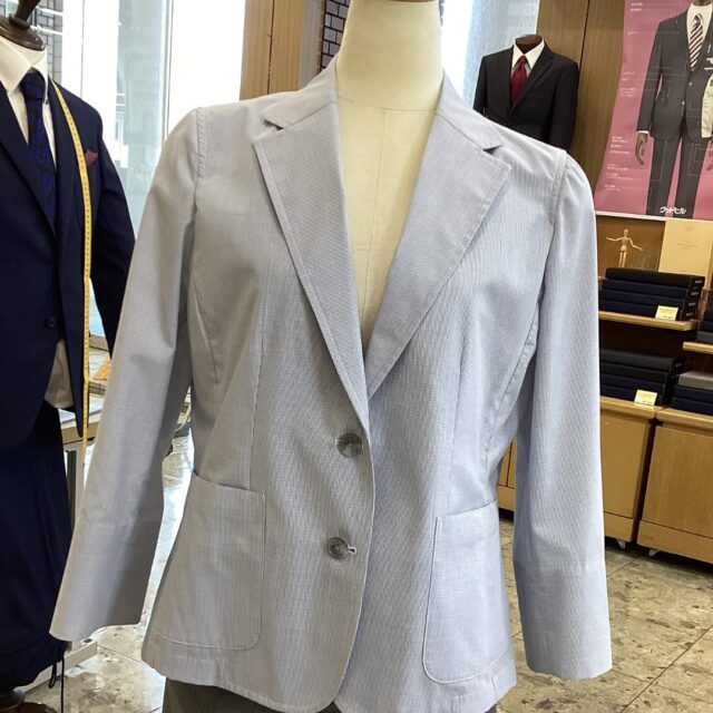 【シャツ生地のジャケットは暑い日でも快適☀️】
グッドヒル湖山店の小松です。
#goodhill_staff_komatsu
#goodhill_koyama

シャツ生地でジャケットのオーダーのご注文を頂きました😁
袖裏裏、背裏無しのシャツ生地のみの仕立てです。
暑い日には、絶対おすすめです。😎
体にまとわりつく不快感もなく、軽くて快適です。
インナーにTシャツと合わせて、カジュアルに着こなし🙆‍♀️おすすめです。

〈商品情報〉　※シャツ生地
品番▷ 6YF093
　　　コットン　50%、ポリエステル　50%
pattern▷マイクロチェック
color▷1色(グレー) 
point▷シャツジャケット、袖口スリット、袖裏・背裏なし
———————————
◆グッドヒルSHOP
@goodhill_shops
https://goodhill.shop/
SHOPサイトへは、Googleで「グッドヒル ショップ」と検索
年中無休
営業時間 10:00-19:00
各店舗駐車場有

鳥取店(鳥取駅から徒歩5分)
〒680-0845 鳥取県鳥取市富安2丁目136 新日本海新聞社本社ビル1F
TEL:0857-29-2880

湖山店(湖山駅から徒歩5分)
〒680-0942 鳥取県鳥取市湖山町東5丁目121
TEL:0857-28-7611

米子店(米子駅よりバス10分)
 〒683-0802 鳥取県米子市東福原2丁目1-1ホテルわこう 1F
TEL:0859-34-2929

#スーツ　#オーダーメイド　#オーダースーツ　#セットアップ　
#おしゃれをオリジナルでつくりたい　#ビジネススーツ　#ビジネスカジュアル　#鳥取スーツ　#グッドヒル　#tottori 
#シャツジャケット　#グレースーツ　#ライトグレー　#レディーススーツ　#お仕事コーデ　#スリット　#夏スーツ　#夏ジャケット　#涼しい  #快適