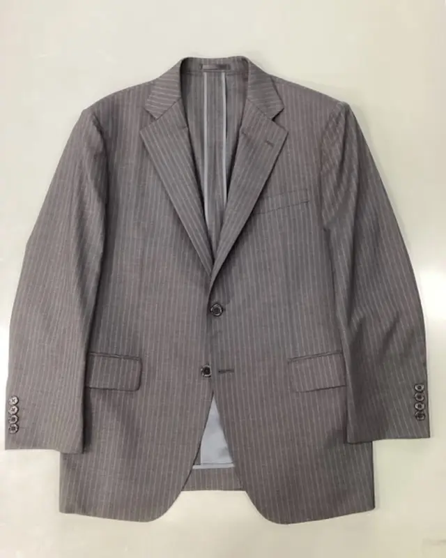 【夏用スーツ】　
グッドヒル湖山店の中村です。
#goodhill_staff_nakamura
#goodhill_koyama

夏用スーツのオーダーを頂きました。

出張も多い方ですので、伸縮性のある
トレーニョの3Dウールの生地を提案させて頂きました。

裏地は付けない夏仕様にさせて頂きました。

裏地を付けない分、涼しいだけではなく、
裏地が付いていない分伸びるので、
動きやすく、涼しい機能性あるスーツになりました。

※写真の生地は2024年春夏生地です。
———————————
◆グッドヒルSHOP
@goodhill_shops
https://goodhill.shop/
SHOPサイトへは、Googleで「グッドヒル ショップ」と検索
年中無休
営業時間 10:00-19:00
各店舗駐車場有

鳥取店(鳥取駅から徒歩5分)
〒680-0845 鳥取県鳥取市富安2丁目136 新日本海新聞社本社ビル1F
TEL:0857-29-2880

湖山店(湖山駅から徒歩5分)
〒680-0942 鳥取県鳥取市湖山町東5丁目121
TEL:0857-28-7611

米子店(米子駅よりバス10分)
 〒683-0802 鳥取県米子市東福原2丁目1-1ホテルわこう 1F
TEL:0859-34-2929

#スーツ　#オーダーメイド　#オーダースーツ　#セットアップ　
#おしゃれをオリジナルでつくりたい　#ビジネススーツ　#ビジネスカジュアル　#鳥取スーツ　#グッドヒル　#tottori 
#グレースーツ　#グレー　#ストライプ #お仕事コーデ　#ストレッチスーツ  #裏地　#涼しい　#トレーニョ