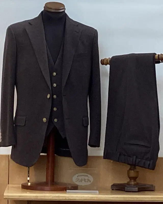 【ジャージ素材の生地で三揃いスーツ】
グッドヒル湖山店の小松です。
#goodhill_staff_komatsu
#goodhill_koyama

ウエストもドローコード仕立てなので楽なんですよ。
まるで、部屋着のようにくつろぎ感覚のスーツです。
この度は、茶色のヘリンボン柄でお仕立て🪡

———————————
◆グッドヒルSHOP
@goodhill_shops
https://goodhill.shop/
SHOPサイトへは、Googleで「グッドヒル ショップ」と検索
年中無休
営業時間 10:00-19:00
各店舗駐車場有

鳥取店(鳥取駅から徒歩5分)
〒680-0845 鳥取県鳥取市富安2丁目136 新日本海新聞社本社ビル1F
TEL:0857-29-2880

湖山店(湖山駅から徒歩5分)
〒680-0942 鳥取県鳥取市湖山町東5丁目121
TEL:0857-28-7611

米子店(米子駅よりバス10分)
 〒683-0802 鳥取県米子市東福原2丁目1-1ホテルわこう 1F
TEL:0859-34-2929

#スーツ　#オーダーメイド　#オーダースーツ　#セットアップ　
#おしゃれをオリジナルでつくりたい　#ビジネススーツ　#ビジネスカジュアル　#鳥取スーツ　#グッドヒル　#tottori  #ブラウン　#茶系スーツ　#茶色　
#ジャージ素材　#ストレッチスーツ　#お仕事コーデ　#ジャケット　#スラックス　#ベスト　#スーツ裏地　#草木柄　#シルバー　#カジュアル　#カジュアルジャケット