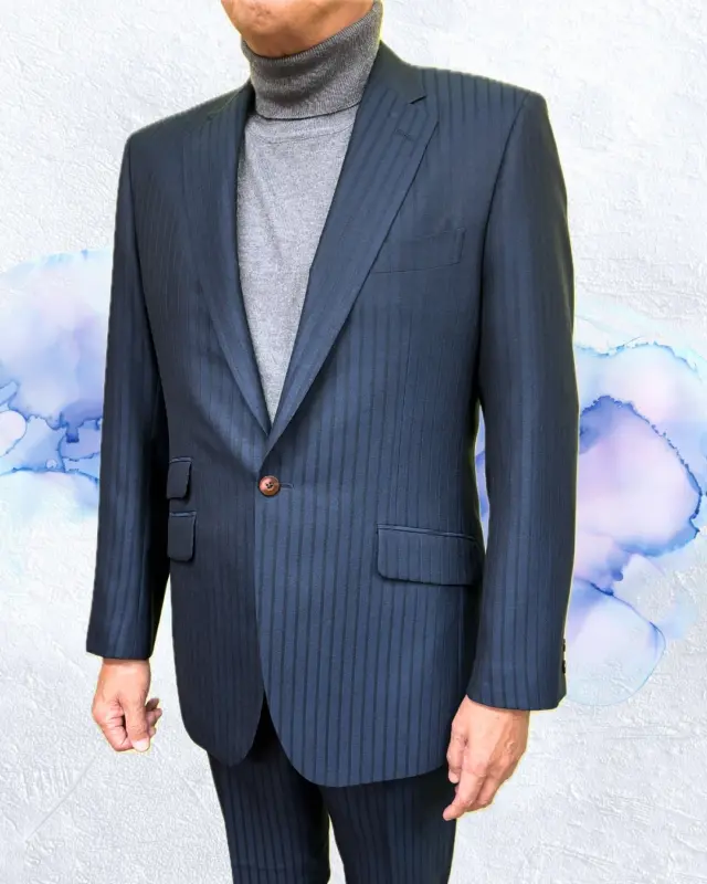 【印象に残るストライプスーツ】
グッドヒル米子店のCです。
#goodhill_staff_c
#goodhill_yonago

お客様の素敵なスーツをご紹介いたします。
ほんのり緑がかったネイビーの印象的なストライプスーツです。

程よい厚みと上品な光沢感があり、シャツだけでなく
タートルネックのセーターと合わせても素敵ですね。

ボタンの色には反対色の赤をお選びになり、
お客様のこだわりを感じる素敵な1着に仕上がりました✨

———————————
◆グッドヒルSHOP
@goodhill_shops
https://goodhill.shop/
SHOPサイトへは、Googleで「グッドヒル ショップ」と検索
年中無休
営業時間 10:00-19:00
各店舗駐車場有

鳥取店(鳥取駅から徒歩5分)
〒680-0845 鳥取県鳥取市富安2丁目136 新日本海新聞社本社ビル1F
TEL:0857-29-2880

湖山店(湖山駅から徒歩5分)
〒680-0942 鳥取県鳥取市湖山町東5丁目121
TEL:0857-28-7611

米子店(米子駅よりバス10分)
 〒683-0802 鳥取県米子市東福原2丁目1-1ホテルわこう 1F
TEL:0859-34-2929

#スーツ　#オーダーメイド　#オーダースーツ　#セットアップ　
#おしゃれをオリジナルでつくりたい　#ビジネススーツ　#ビジネスカジュアル　#鳥取スーツ　#グッドヒル　#tottori  #お仕事コーデ　#オフィスコーデ　
#紺　#ネイビー　#ネイビースーツ  #グリーン　#ストライプ　#赤　#スーツ裏地 #タートルネック